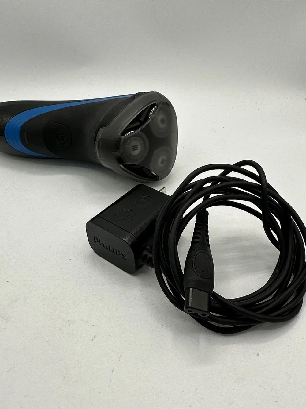 Philips Norelco S1560 rechargeable shaver with pop-up trimmer
